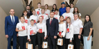 Паспорт в руках, будущее впереди: Валентин Коновалов вручил документы школьникам Хакасии - Республиканская телевизионная сеть