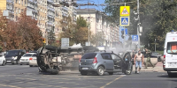 К перевернувшемуся автомобилю быстро подбежали люди, но их оттащили, видимо, испугались возгорания | Источник: Ксения Могильницкая / 161.RU - 161.Ru