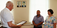 Руководитель района вручил родителям участника СВО благодарственное письмо от командования. - Бутурлиновский район