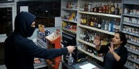 В поселке Щеглово неизвестный угрожал продавцу ножом и требовал алкоголь и сигареты - Online47.Ru
