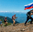 День флага в горах: российский триколор развернут на вершине Роза Пик - Комсомольская Правда