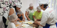 На романовской «Учебной кухне» состоялся мастер-класс по выпечке шарлотки - Министерство труда и соцзащиты