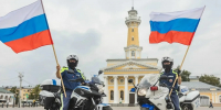 В Костроме сотрудники Госавтоинспекции проехали по улицам с триколором и сделали памятные фото с костромичами - Комсомольская Правда