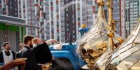 В Веризино на строящийся храм Дмитрия Солунского водрузили купола - Zebra-TV.Ru