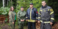 Три часа в лесу: спасатели вывели из чащи заблудившуюся женщину у деревни Савинская - Правительство Московской области