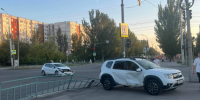 В Волжском кроссовер снес тротуарную ограду в результате ДТП - Volzsky.Ru