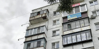 Пока мама спала: МЧС вернуло в квартиру малыша, стоявшего в окне 9-го этажа в Челябинске - КП Челябинск