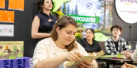 В Благовещенске учат играть в настолку «Амурозаврию»: динозавры, карты и стратегия для школ и библиотек - gtrkamur.ru - ГТРК Амур