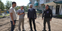 Сергей Лозовский проинспектировал работы по благоустройству придомовых территорий в Елизово. zskk.ru. Фотография 1 - ИА Камчатка