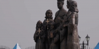 В Белом Яре окрыли памятник семьи последнего российского императора Николаю II - Комсомольская Правда