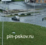 «Рено» врезался в опору освещения на круговом перекрестке в Пскове. ВИДЕО - Pln-Pskov.Ru