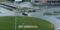 «Рено» врезался в опору освещения на круговом перекрестке в Пскове. ВИДЕО - Pln-Pskov.Ru