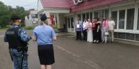 В Черногорске мужчину с собственной свадьбы увезли в отделение за долг по алиментам - Республиканская телевизионная сеть