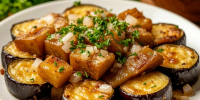 Самый вкусный гарнир из баклажанов: с луком, сметаной и прованскими травами — напоминает жареные белые грибы - Prochepetsk.ru