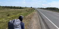 Семейная пара дошла пешком из Москвы до Куйтуна и продолжает путь скриншот из видео в социальных сетях семейной пары - IrkutskMedia.Ru
