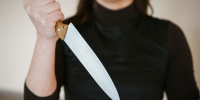 В Брянске 36-летняя женщина за удар соседа ножом получила 3,5 года колонии - Газета Брянские новости