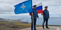 В преддверии Дня Государственного флага сотрудники МЧС развернули триколор на сопке Янрапаакэнай в Певеке - МЧС Чукотского АО