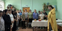 В рамках визита помощник начальника управления по организации работы с верующими УФСИН иерей Владимир Наумов рассказал осужденным к принудительным работам об истинном смысле и особенностях Успенского поста, о церковных праздниках, приходящихся на него, уделив особое внимание дню Преображения Господня. Обращаясь к присутствующим женщинам, священнослужитель призвал их воздержаться от сквернословия, контролировать свои помыслы, гнев и раздражительность, стремиться к искоренению вредных привычек, уважать друг друга и помогать нуждающимся советом и делом. Далее Владимир Наумов отслужил молебен "О воинах, идущих на брань", освятил предметы и вещи, которые осужденные УФИЦ подготовили для передачи военнослужащим специальной военной операции. Сюда вошли утепленные рукавицы, теплые носки, мягкие игрушки и наборы с карманными иконами и молитвословами. Кроме того, в ходе визита священнослужитель также совершил чин освящения меда и яблок, окропление святой водой осужденных. Он также провел с ними групповые и индивидуальные духовно-нравственные беседы, ответил на вопросы, дал советы и рекомендации, касающиеся веры. Отметим, что подобные встречи способствуют духовно-нравственному просвещению осужденных, побуждают их к исправлению и ведению законопослушного образа жизни. - УФСИН