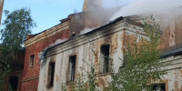 В Старой Руссе горело нежилое здание на улице Возрождения. - Новгородские Ведомости