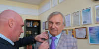 Мэр Омска наградил главного редактора "Вечёрки" Евгения Назаренко памятной медалью - Вечерний Омск