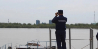 Группа астраханцев на самодельном плоту едва не попали в беду - Astrakhanpost.Ru