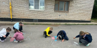 Методисты Угловского Дома культуры провели для ребят на Центральной площади п. Угловка конкурс рисунков на асфальте - Комитет культуры и туризма