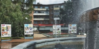 На площади Калинина открылась выставка юных художников «Тебе, мой город, посвящаю» (0+) - Luki.Ru