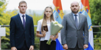 В четверг, 20 августа, в преддверии Дня государственного флага РФ губернатор Самарской области Вячеслав Федорищев вручил паспорта 10 школьникам, достигшим 14-летнего возраста. - НИА Самара