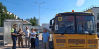 В этом году маршрут школьного автобуса изменился: благодаря тому, что заасфальтировали дорогу на Сиреневом бульваре, добавлены 3 новые остановки.. - Администрация