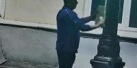 В Курске камер наблюдения вновь зафиксировали расклейщика объявлений - Городские Известия