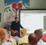 Андрей Гладилов объясняет посетителям центра "Забота", как пользоваться сервисом «Яндекс Go».. - Администрация г. Вологда
