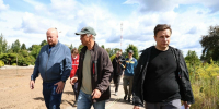 В сквере у псковской гостиницы «Рижская» высадили клены и сосны - Pln-Pskov.Ru