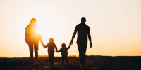 Happy family silhouette on the sunset - РИА 7 Новостей