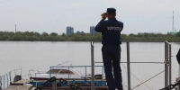 Компания рассекала по астраханской реке на самодельном плоту - Астрахань 24