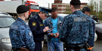 приставы беседуют с должником - ИА Nord-News.Ru