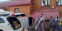 Иерей Михаил Степанков совершает молебен перед отправкой гуманитарной помощи - UstLabInfo.Ru