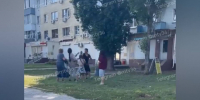 В Воронеже неадекватный мужчина избил жену и ударил заступившуюся за нее девушку скейтом в лицо: видео - РИА Воронеж