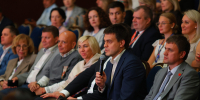 На итоговом совещании форума губернатора Красноярского края Михаила Котюкова интересовали конкретные решения, которые предстоит принять по итогам дискуссий. Справа от главы региона – глава Минусинского округа Дмитрий Меркулов - Власть Труда