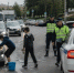Дети моют фары машинам прямо на дорогу/ Фото: ГАИ Алтайского края - ИА Амител