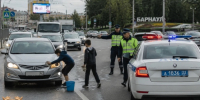 Дети моют фары машинам прямо на дорогу/ Фото: ГАИ Алтайского края - ИА Амител