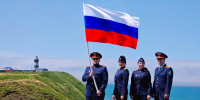 Сотрудники следственного управления СК России по Сахалинской области подняли флаг России на маяке Лопатина в преддверии Дня Государственного флага - Следственный комитет