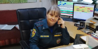 Сотрудник в погонах и мастер бумажной лозы - U74.Ru