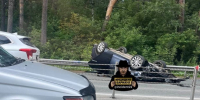 Mitsubishi перевернулся на крышу после столкновения с ограждением и BMW в Барнауле - Сетевое издание Толк