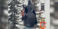 В Подмосковье пьяный мужчина взгромоздился на памятник монаху и ответит перед законом - ОКА-ФМ