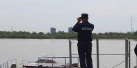 Под Астраханью спасли четверых мужчин на самодельном плоту - Комсомольская Правда