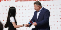 Астраханские отличники и активисты получили паспорта от главы города накануне Дня флага - Южная Волна