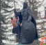 Пьяный мужчина на спор с подросткам залез на памятник в Подмосковье - M24.Ru