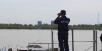 Астраханские спасатели переполошилась из-за четырех мужчин на самодельном плоту - Punkt-a.info
