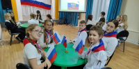 «Гордо реет флаг России!»: ребята Заводского района отметили День Государственного флага РФ интеллектуальным турниром - Администрация города