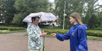 300 лент-триколоров раздали на Нулевом километре в преддверии Дня Государственного флага - Администрация г. Барнаул